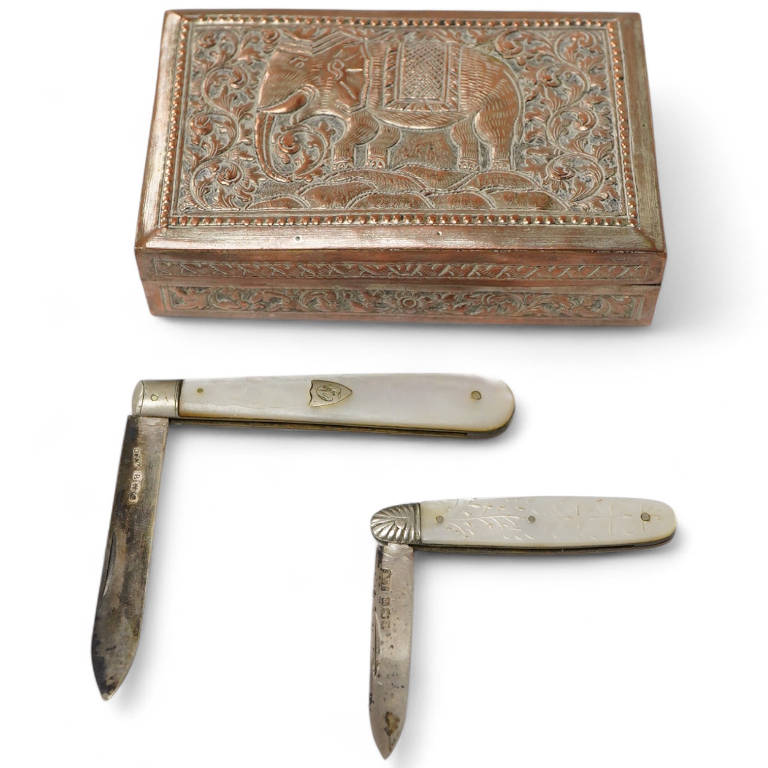 An Indian plate on copper rectangular trinket box, 10.1cm, together with two early 20th century silver and mother of pearl fruit knives.